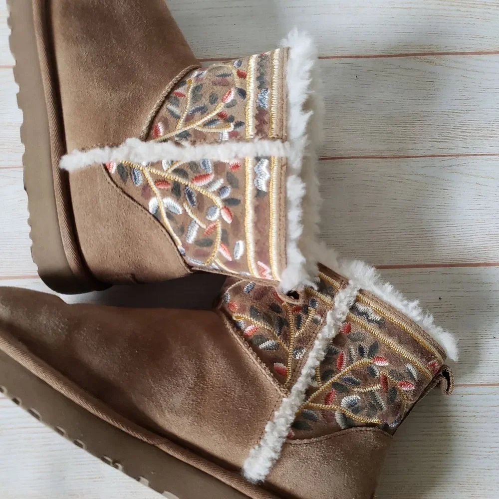 UGG Classic Beauty Mini Suede Embroidered Sheepskin Wool Winter Bootie Size 9